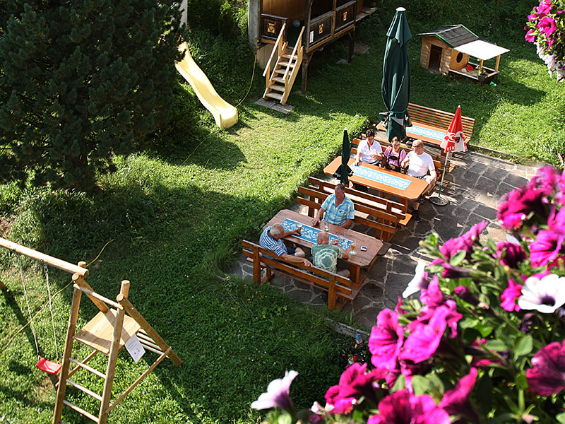 Terrasse mit Spielplatz